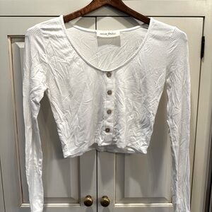 Elegant Caren Forbes Long-Sleeved Crop Top - White